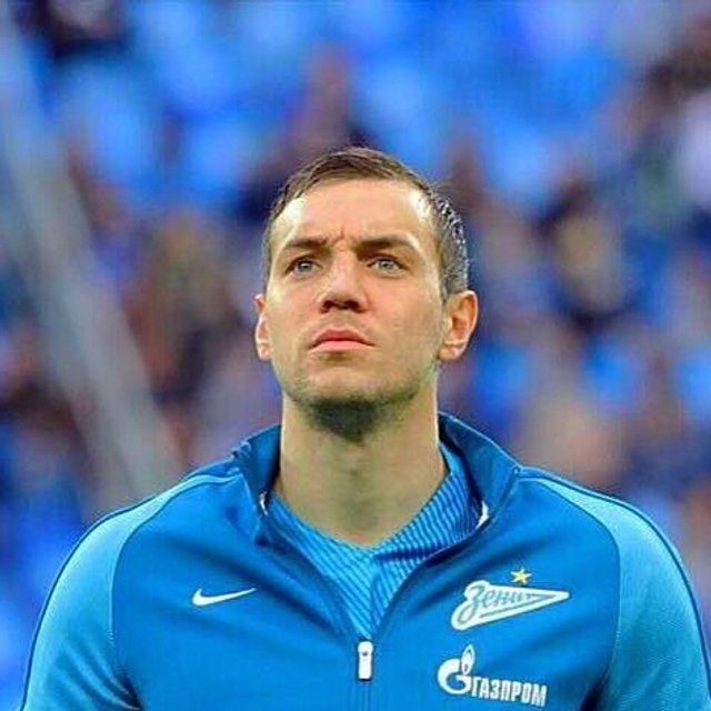 Школьник сдавал макулатуру и на вырученные средства покупал мячи для детских домов. Его заметил Дзюба и пригласил на матч