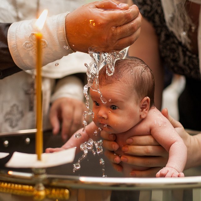 Хочу покрестить внука, но дочь с мужем против: можно ли сделать это тайно?