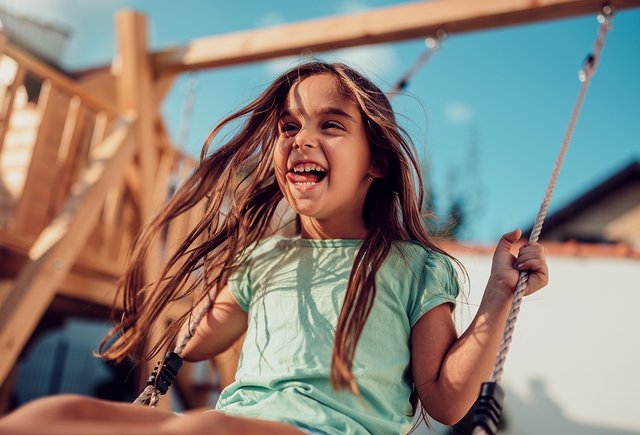 Турник эффективнее прописей: как стать умнее, качаясь на качелях и играя в мяч