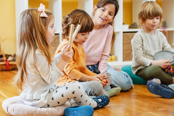 играть, образование, кавказский, счастливый, звук, улыбка, красивый, музыка, малыш, оркестр, школа, ударные, творчество, группа, развитие, музыкальный, музыкальный пояс, урок, класс, девочка, дошкольный класс, начальный, дошкольный, красочный, ребенок, маленький, Монтессори, детский сад, деятельность, молодой, малыш, инструмент, обучение, помощь, мальчик, треугольник, класс, музыкант, рано, дети, игрушка, дневной уход, искусство, детство, люди, деревянный, уход за детьми, младенец, дошкольник;