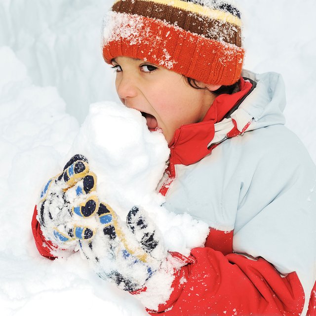 Ребёнок на прогулках ест снег. Это опасно?