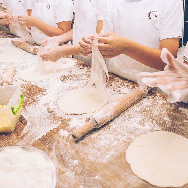 «Кулинарию посещают все». Как работают и сколько получают учителя технологии