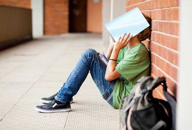 Ребёнок категорически отказывается идти в школу. Что делать?