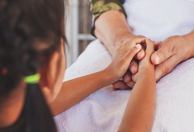 Как поддержать ребёнка, если у члена семьи случился инсульт