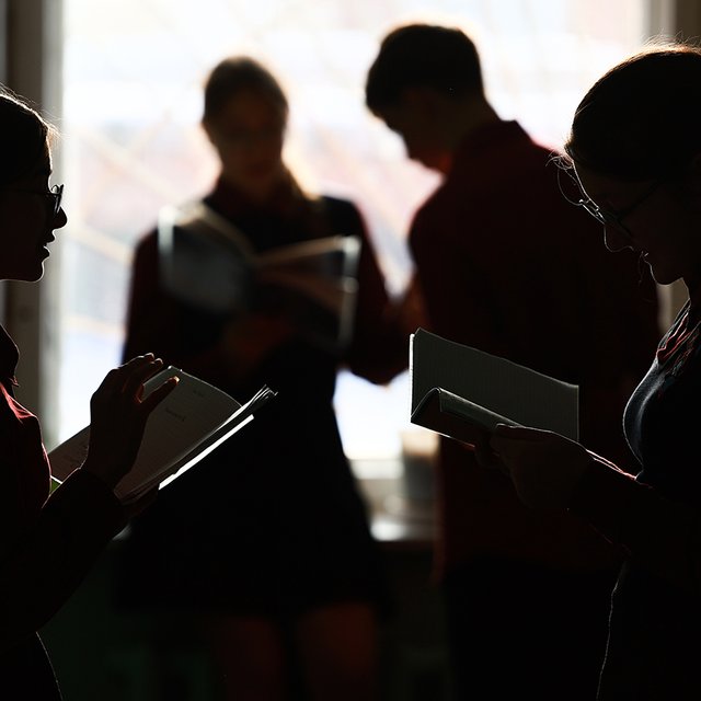 «В 10-й класс через прокуратуру»: почему выпускников 9-х классов не берут в старшую школу и предлагают уйти в колледжи