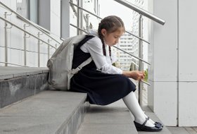 Обложка 5 сигналов, что у ребенка проблемы в семье или с друзьями: чек-лист для учителя и советы, как себя вести