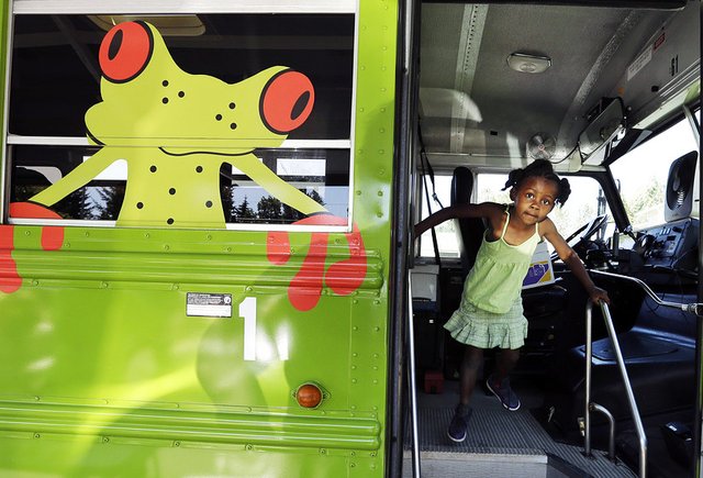 Обложка Как добираются в школу дети из разных стран мира
