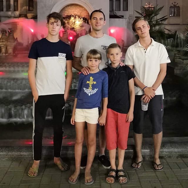 «Я их никому никогда не отдам». Как айтишник из Самары стал приёмным отцом четверых детей