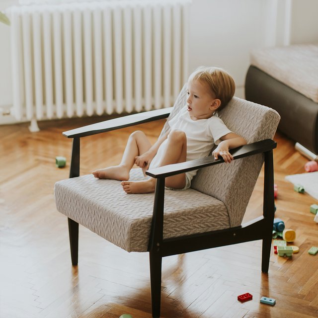 Ребенок всё время просится к бабушке, потому что там мультики. Что делать родителям