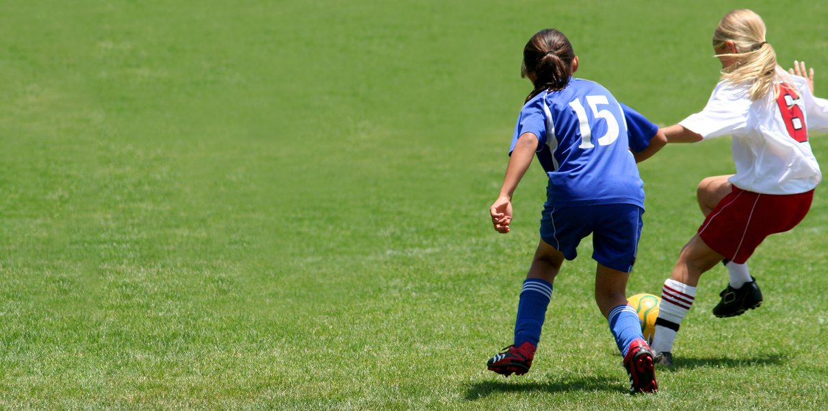 Гимнастика для мальчиков и футбол для девочек: подборка спортивных материалов «Мела»