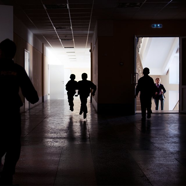 В Москве постоянно эвакуируют школы. Что происходит