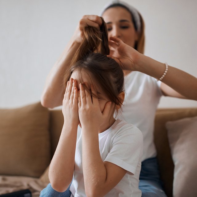 Дочь не любит расчёсывать волосы и заплетать косы: как её к этому приучить
