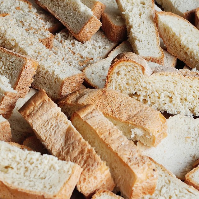 В школьной столовой хлеб режет кладовщик: законно ли это?