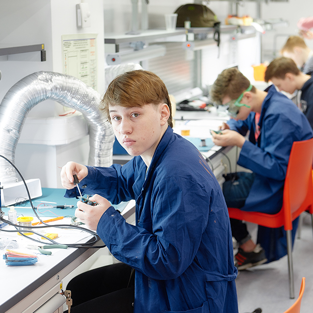 "Если одноклассники вечером идут гулять, а мы дома решаем задачки, о чём это говорит?"