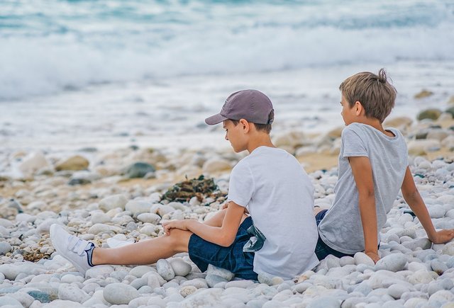 Хотим пригласить друга сына в нашу семейную поездку: что нужно учесть?