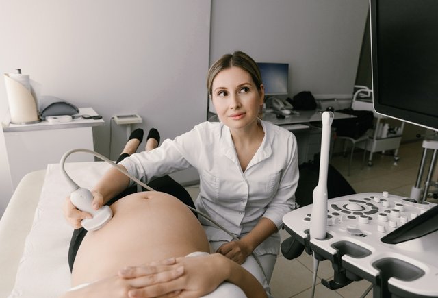 41-летняя британка обратилась к врачу из-за уплотнения на животе и неожиданно узнала о беременности