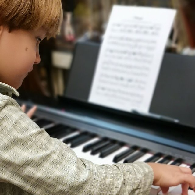 Крышкой от фортепиано по пальцам: почему дети бросают музыкальные школы