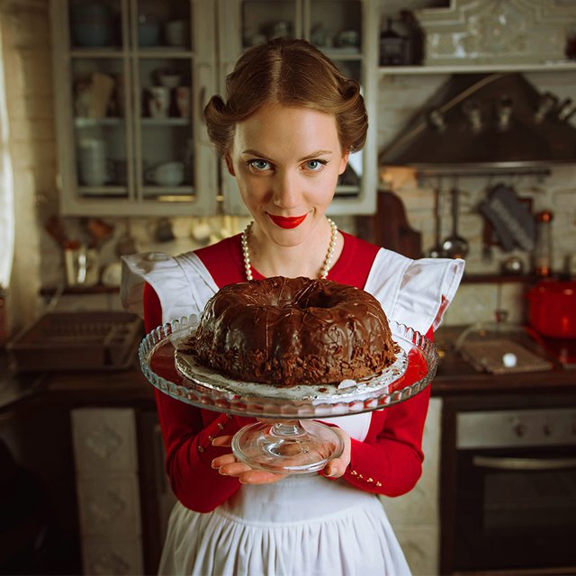 «Традиционная жена» — что это за тренд и почему женщины снова хотят варить борщи и рожать детей, а не строить карьеру