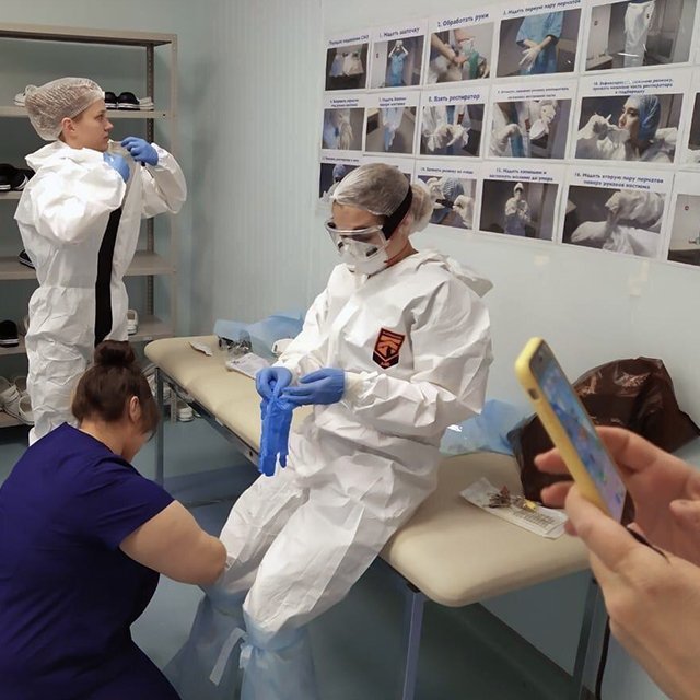 «Я сама выбрала красную зону». Как студенты-добровольцы работают в коронавирусном стационаре