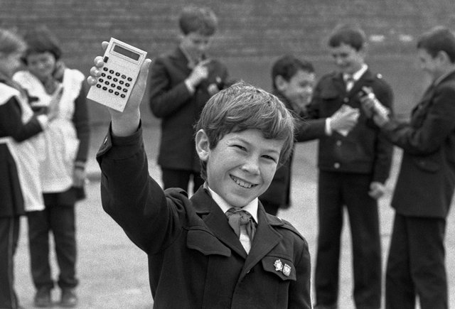 Это телефон или калькулятор? Тест: что лежало в портфеле советского школьника