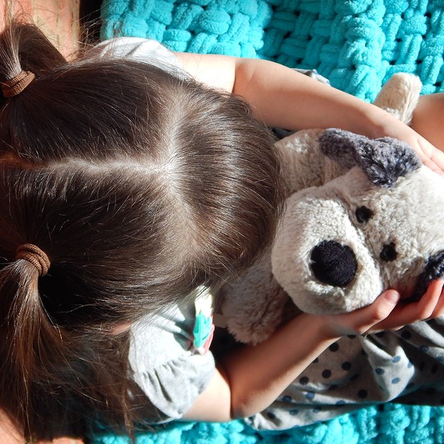 Родители пообещали дочери питомца, но не подарили: как поддержать расстроенного ребёнка