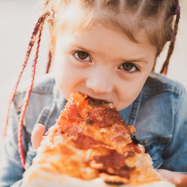 Не ест рыбу, но обожает фастфуд: 7 вопросов про пищевые привычки детей