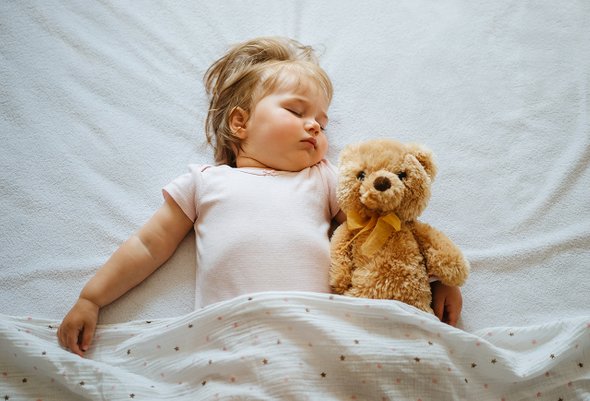 Что делать, если ребенок отказывается спать в своей кроватке?