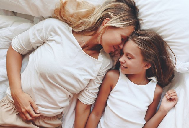 11-летний ребенок хочет спать вместе с мамой. Что делать?