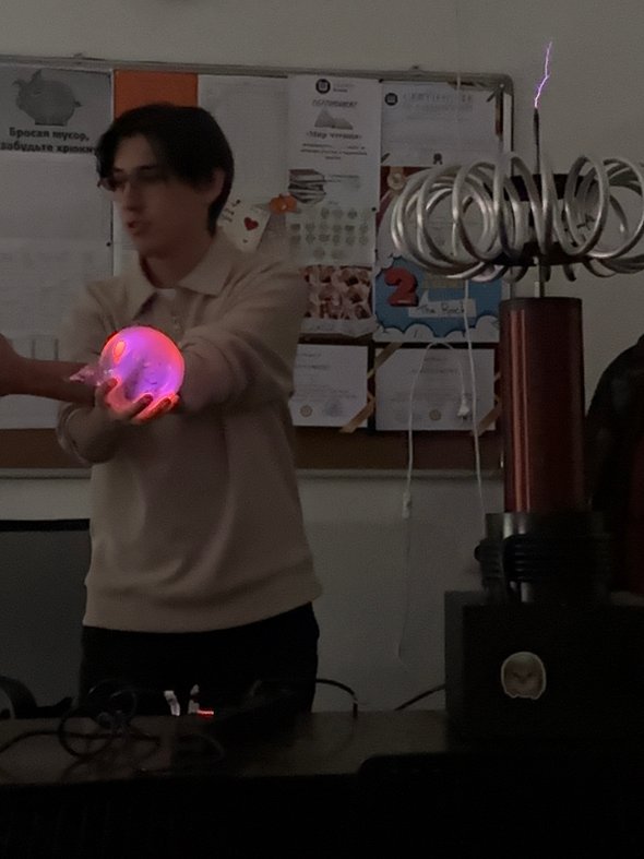 «Почему мне комфортно? Просто я молодой»: учитель физики — о том, почему он обожает работать в школе