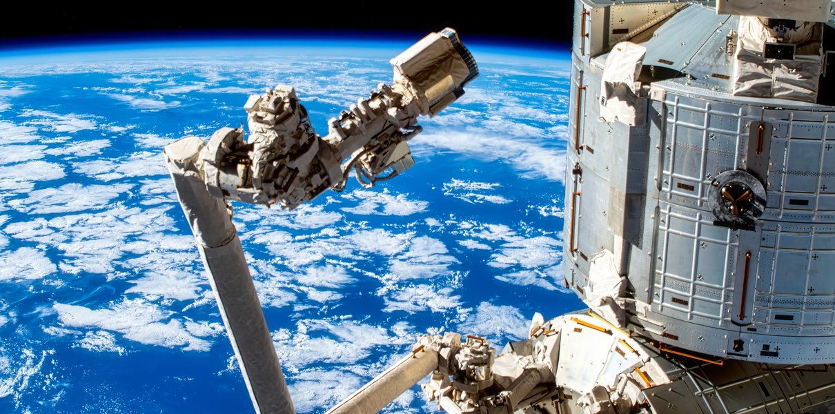 Книга с местом действия в космосе впервые получила Букеровскую премию