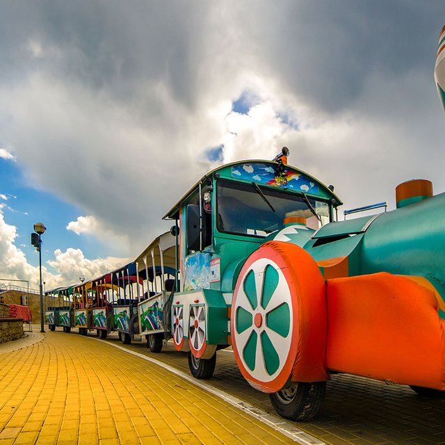 Ребёнок выпал из вагона и попал под колёса. Кто отвечает за работу детских паровозиков в парках