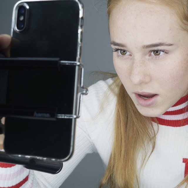 «Однажды родители подарили девочке чёрное зеркало»: как онлайн-мир влияет на подростков