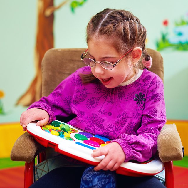 «Логопеды с ними не работают». Почему в России детей с ДЦП почти не учат общаться