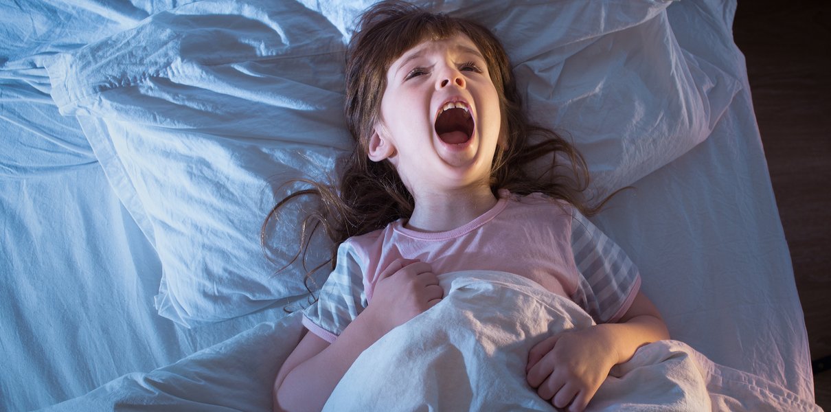 Ребенок плачет во сне: что делать