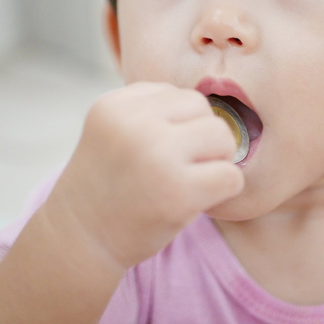 Что делать, если ребёнок проглотил Лего или выпил ваши таблетки