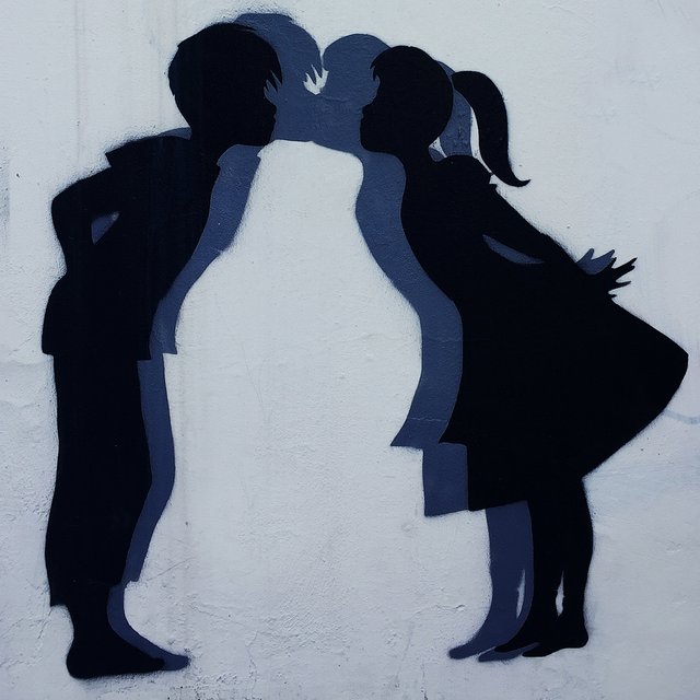 Сыну 14, и он хочет поехать к девочке за 3000 км. Не хочу портить с ним отношения, но и разрешить боюсь. Что делать?