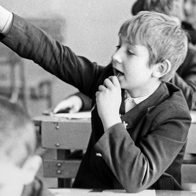 Одаренный мальчишка постоянно мешает всем на уроке, что с ним делать?