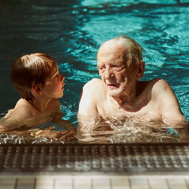 Как 102-летний берлинец учит детей плаванию