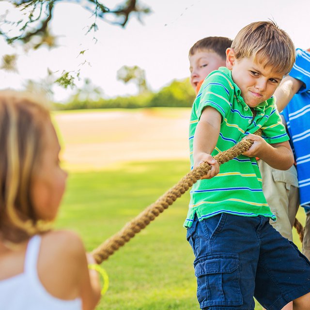 Ребёнок хочет быть первым во всём, не умеет проигрывать: что с этим делать