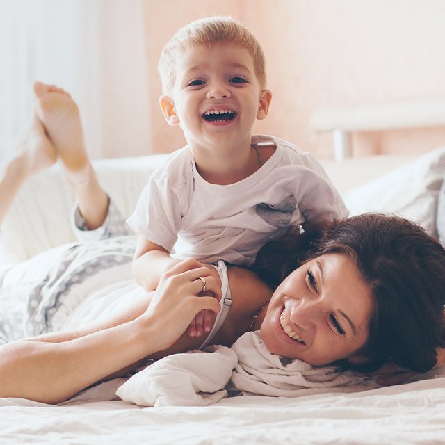 5 игр с детьми, в которые вы можете играть лёжа (а иногда ещё и молча)