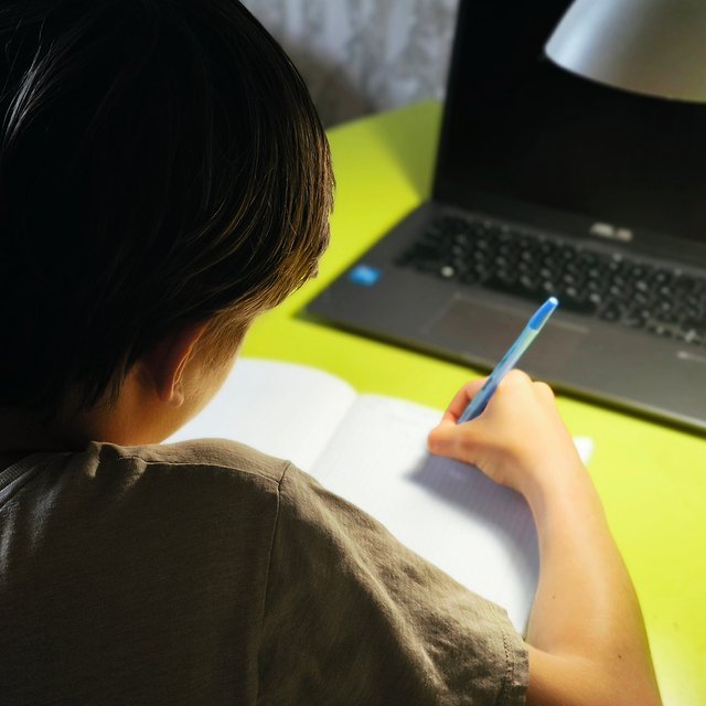 Полкласса болеет, а учитель заставляет всех заниматься дистанционно. Это законно?