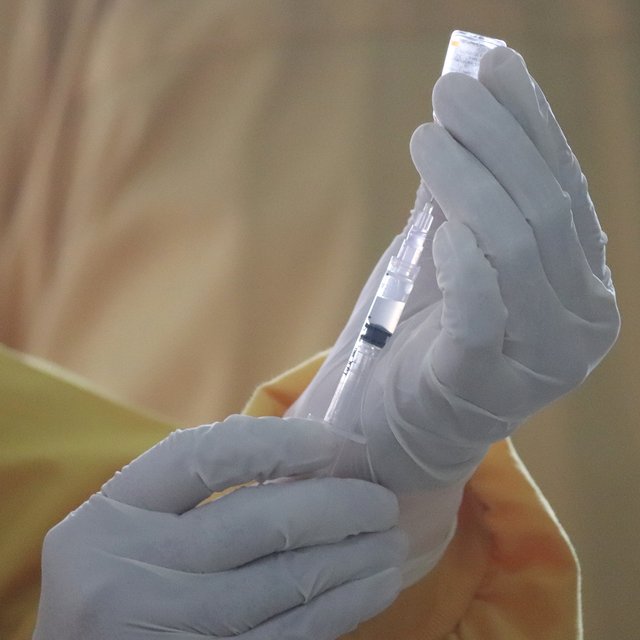 Учителя массово отказываются вакцинироваться. Что делать директору школы?