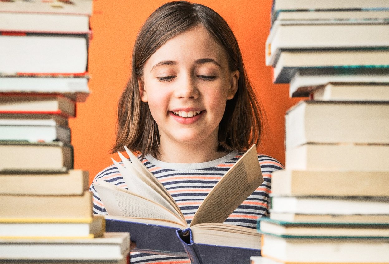 Подготовка к 1 Сентября: школьная программа. Девочка читает книжку