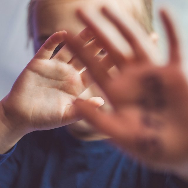 Подозреваю, что ребёнок столкнулся с сексуализированным насилием со стороны родственника. Что делать?