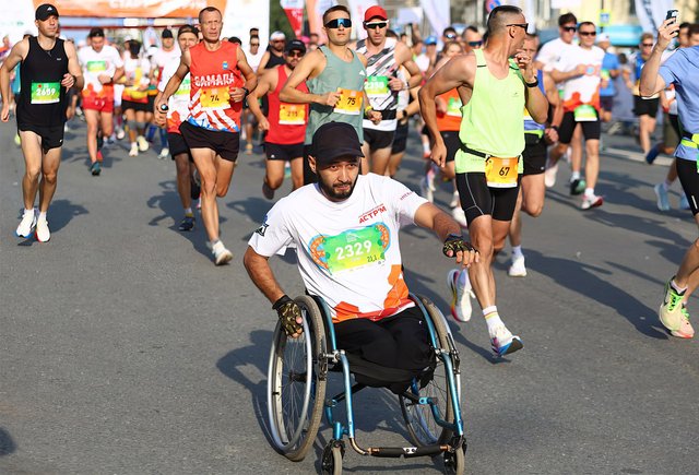 «Я умер? Ущипни меня. Мне кажется, я умер». Отец-колясочник — о воспитании сына с инвалидностью