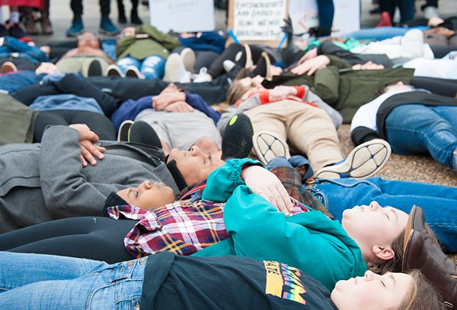 Как жить с ребёнком, который никогда не заговорит, и против чего бунтуют студенты в разных странах