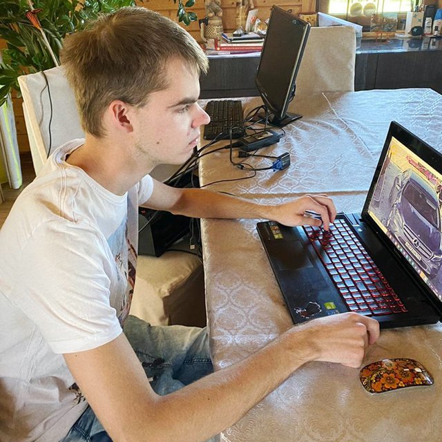 «Больше не надо подрабатывать дворником». Как люди с РАС учатся сами и помогают обучать нейросети