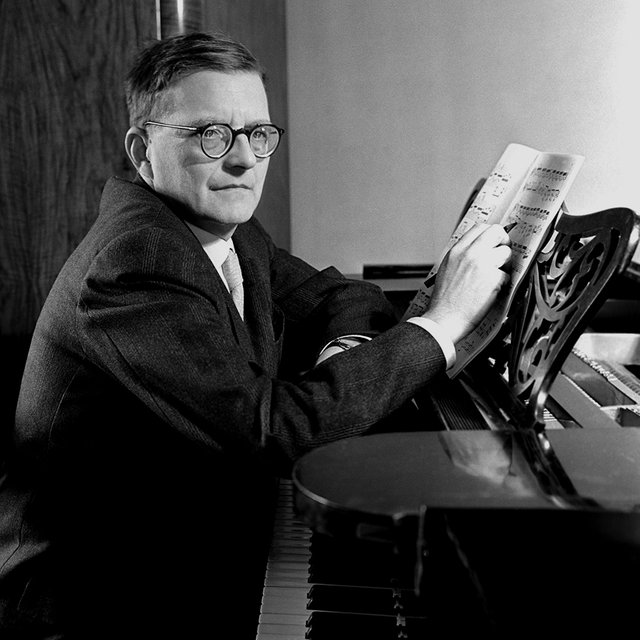 «Бедный Митя, как он им показал». Как жил Дмитрий Шостакович — композитор, которого любила и гнобила советская власть