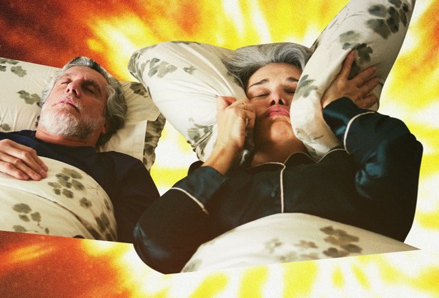 Муж ужасно храпит во сне, это сводит меня с ума. Что можно сделать?