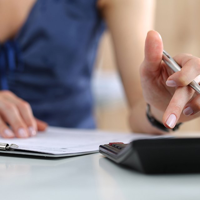 Учитель устроен в школу с 1 августа: как правильно начислять зарплату, если тарификация идет с сентября